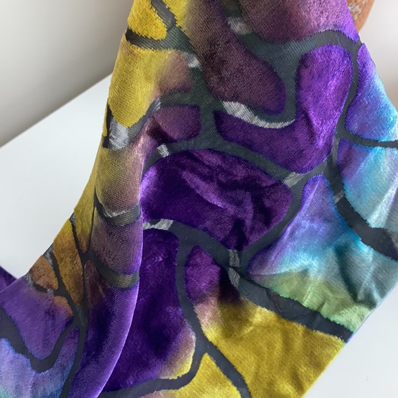 Gorgeous velvet scarf with mesh detail - Picture 2 of 4